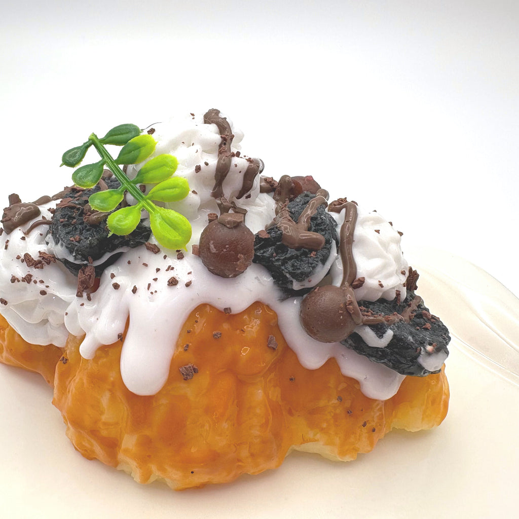 Detail displaying of Lalachill Cocoa Oreo Croissant Squishy