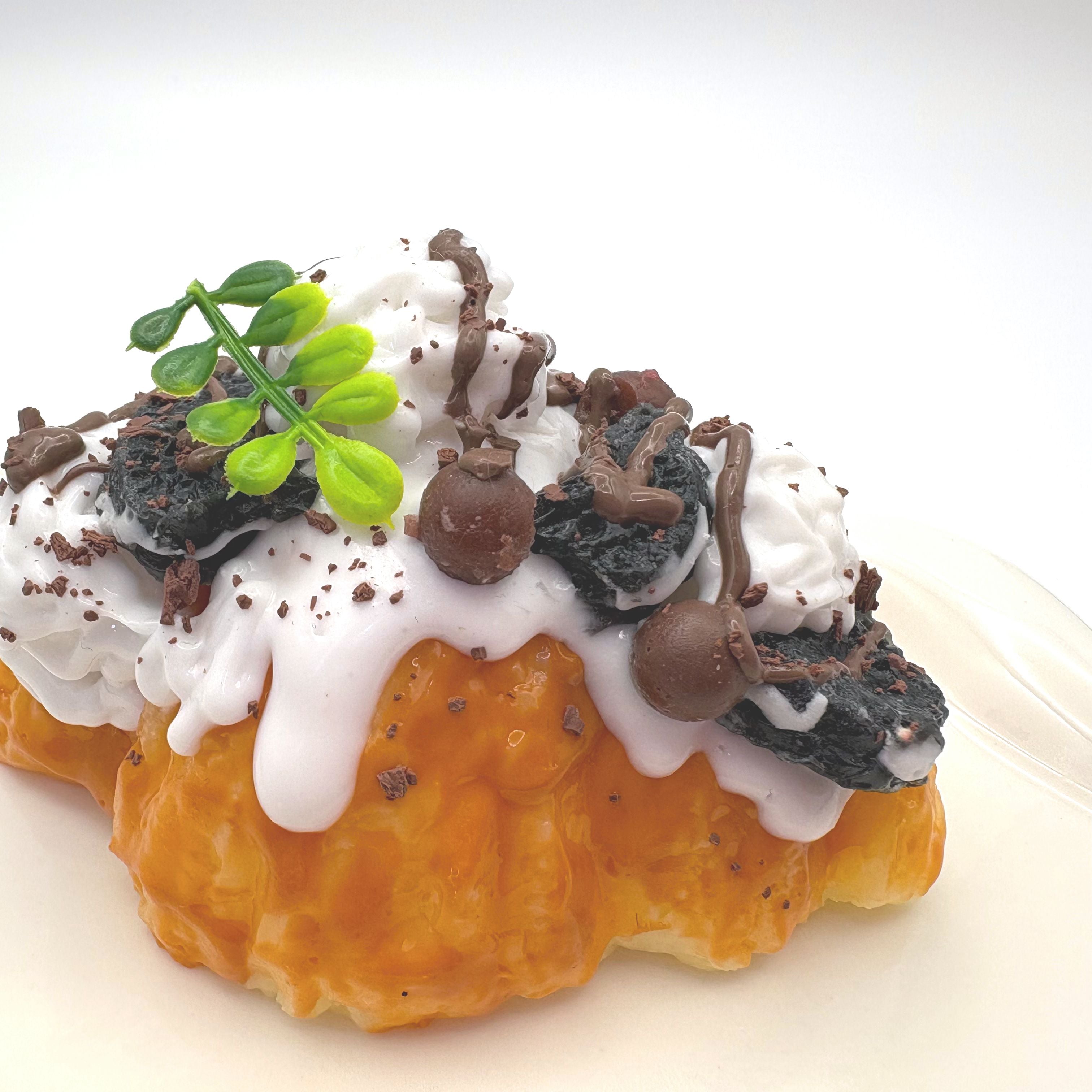 Detail displaying of Lalachill Cocoa Oreo Croissant Squishy